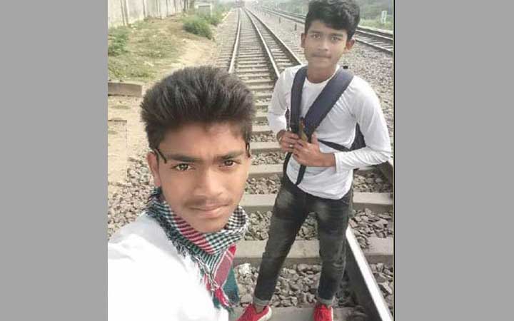 ট্রেনের সঙ্গে সেলফি তুলতে গিয়ে স্কুলছাত্রের মৃত্যু 5 image 85639 1581863505