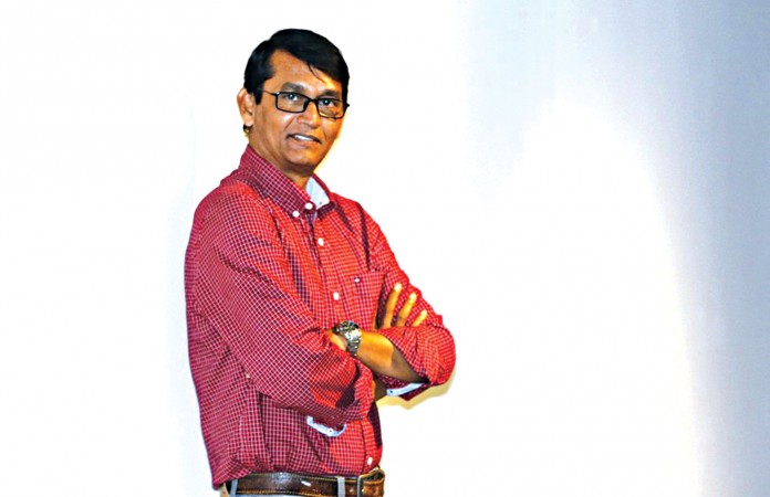 আজিজুল হাকিমের সর্বশেষ অবস্থা জানালেন পরিবার 11 azizul hakim rj saimur