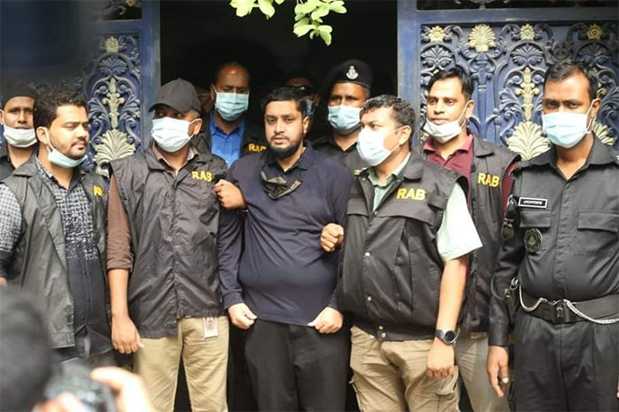 গোল্ডেন মনির গ্রেপ্তার! অবৈধ অস্ত্র, ৬শ’ ভরি স্বর্ণ, কোটি টাকা জব্দ; ২০০ প্লটের সন্ধান 3 golden monir swadeshnews24