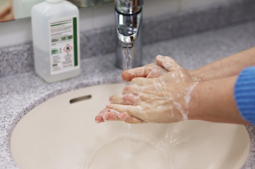 হাত ধোয়ার আবার নিয়ম কী! 4 hand wash corona issue swadeshnews24 rj