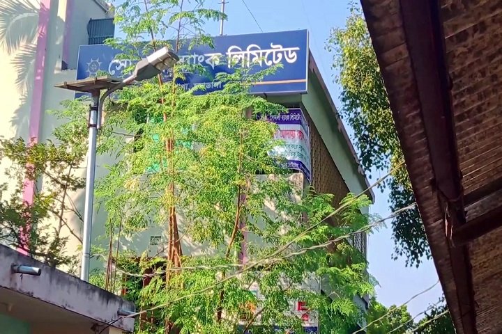 চুয়াডাঙ্গায় সোনালী ব্যাংকে ডাকাতির ঘটনায় ৩ যুবক আটক 3 image 110390 1605517940