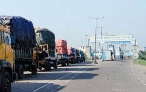 a serial of stranded trucks at benapole port just outside of india s petrapole checkpost waiting to be cleared for export dhaka tribune 1555786894431