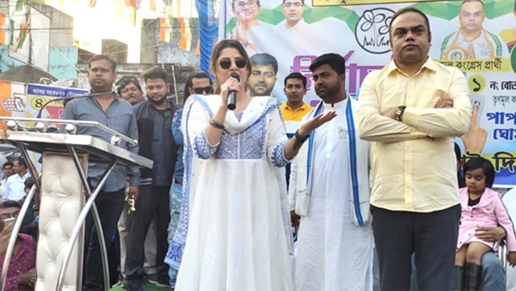দল বদল করে ফের রাজনীতির মাঠে শ্রাবন্তী 8 Dol gothon koray fer raniter mathey srabontri