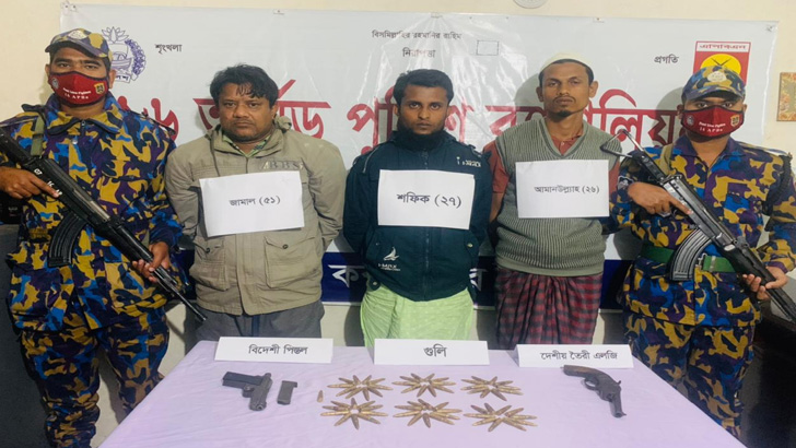 রোহিঙ্গা ক্যাম্পে আগ্নেয়াস্ত্র ও গুলিসহ আটক ৩ 3 Rohengga campay agneyastho gule soho atok 3