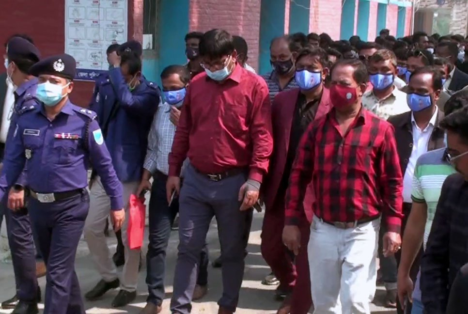 করোনার টিকা নিতে উদ্বুদ্ধ করতে মানিকগঞ্জে রোড শো 1 tika
