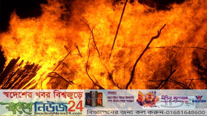 হঠাৎ বিকট শব্দে গ্যাস সিলিন্ডার বিস্ফোরণ, ৪ ঘর পুড়ে ছাই 12 Hothet bekot sobdey gas selinder besforon 4 gor puray sai