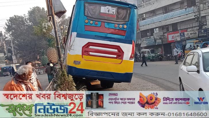 বিকট শব্দে ২ ফুট উঁচু সড়ক বিভাজকে উঠে গেল বাস 14 bekot sobdey 2 fut uchu sorok bevajonkay uthay galo bus
