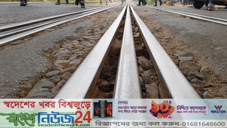 রেলক্রসিংয়ে ট্রেনে কাটা পড়ে ৩ স্কুলশিক্ষার্থী নিহত 10 relcrosing trainay kata poray 3 school student nehoto