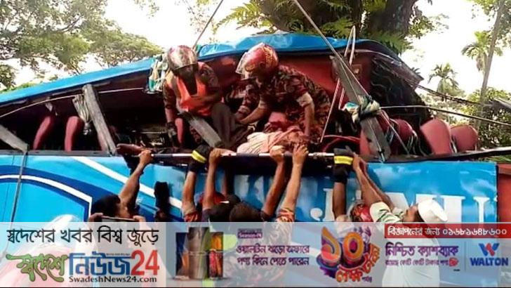 উজিরপুরে গাছের সঙ্গে বাসের ধাক্কা, নিহত বেড়ে ১০ 13 ujirpuray gaser sathey bus ere dakkai nehoto 10