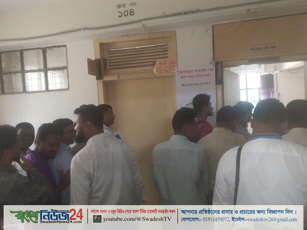 ওষুধ কোম্পানির প্রতিনিধিদের দৌরাত্ম্যে অতিষ্ঠ রোগীরা 1 medicine laxmipur