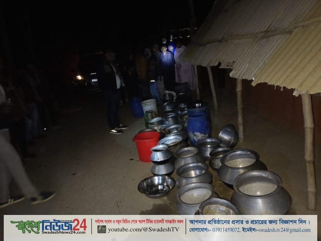 পত্নীতলায় মাটির নীচে বাঙ্কার থেকে চোলাই মদ ও সরঞ্জামাদি উদ্ধার 2 patnitola news