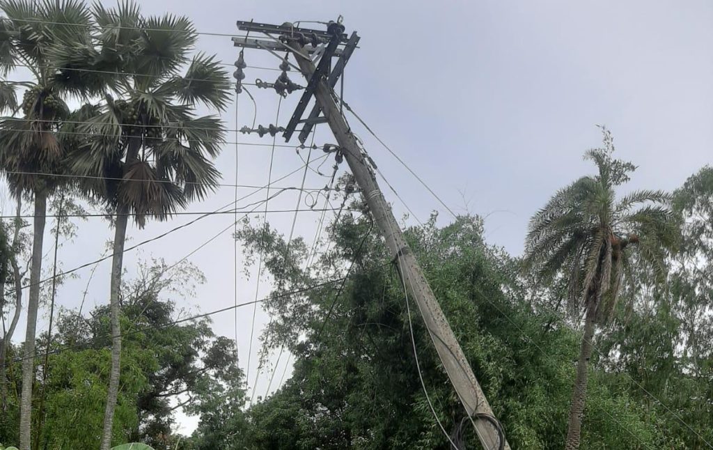 কালবৈশাখীর তাণ্ডব মিরসরাইয়ে ৪ দিন ধরে অন্ধকারে ৫০ হাজার গ্রাহক 7 Bidut 3 e1715321939176