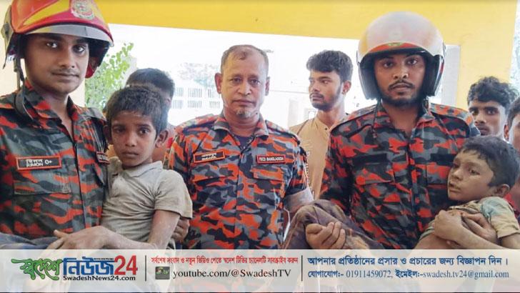 ট্রাকের নিচে চাপা পড়া দুই শিশুকে উদ্ধার 4 child swadeshnews24