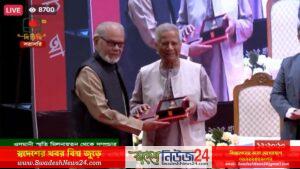 একুশে পদক তুলে দিলেন প্রধান উপদেষ্টা