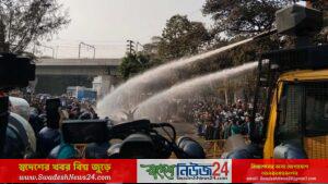 নিয়োগ বাতিল হওয়া শিক্ষকদের অবরোধ জলকামান দিয়ে সরিয়ে দিল পুলিশ