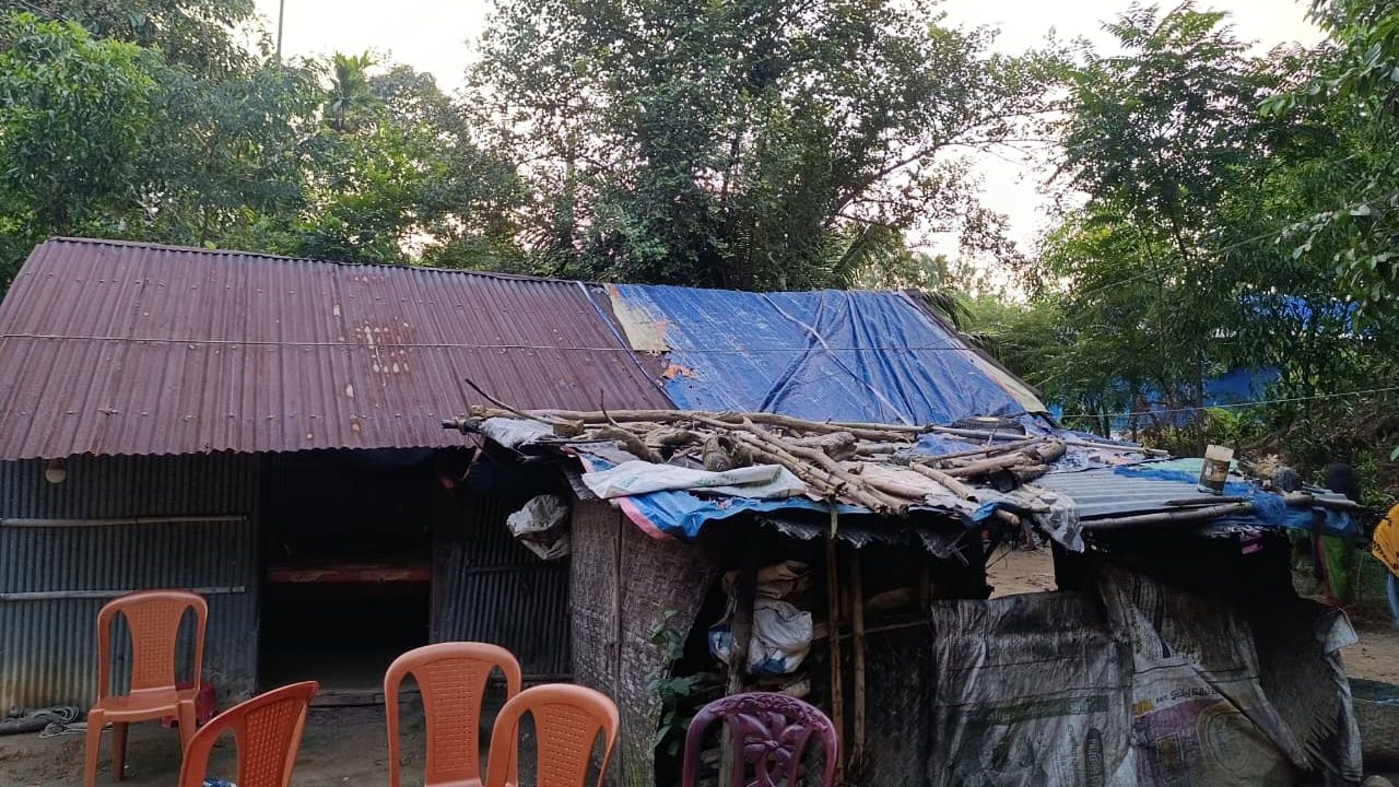 হতদরিদ্র পরিবারের মাথা গোঁজার ঠাঁই সংস্কারে সহায়তার হাত বাড়ালেন বিএনপি নেতা ফজলুল মুরাদ