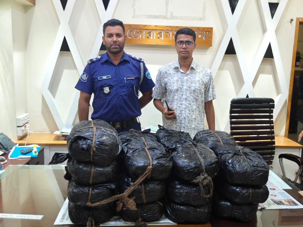 মিরসরাইয়ে প্রাইভেটকারসহ ৫০ কেজি গাঁজা উদ্ধার 1 IMG 20260818 WA0018